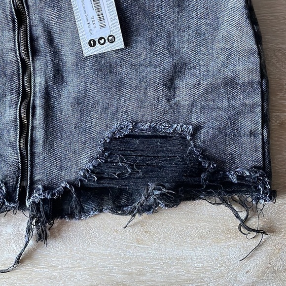 Distressed black denim skirt - Picture 8 of 9
